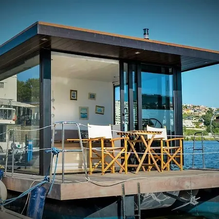 Douro Floating House Hotel en barco